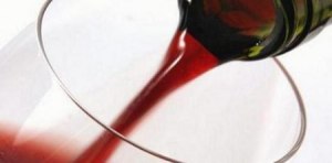 Vin rouge versé dans un verre de dégustation