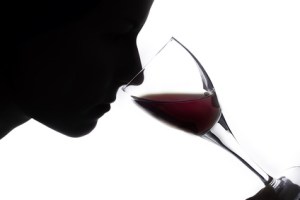 Dégustateur sentant un verre de vin rouge