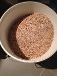 Malt concassé recueilli dans un récipient